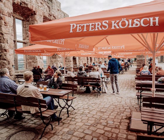 Ambiance chaleureuse dans le Biergarten, © Burgrestaurant Nideggen