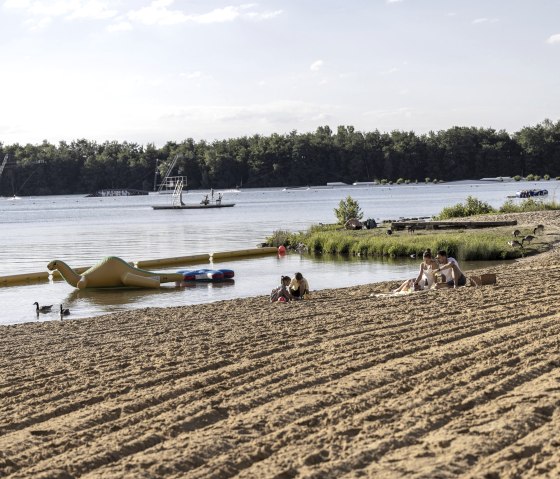 Plage de sable au lac de baignade de Gürzenich, © Eifel Tourismus GmbH, Tobias Vollmer-gefördert durch REACT-EU