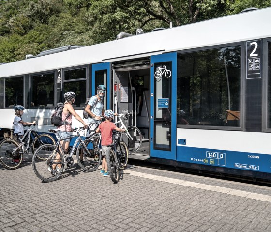 Radfahrer beim Zustieg in die Rurtalbahn, © Dennis Stratmann | Grünmetropole e.V.