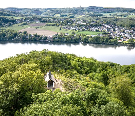 Stausee Obermaubach und Blick auf die Rureifelhöhen, © Dennis Stratmann | Grünmetropole e.V.