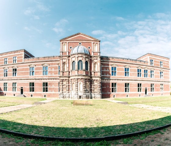 Innerhalb der Zitadelle von Jülich stand das einst vierflügelige, herzogliche Residenzschloß. Von dieser Anlage steht noch die restaurierte Fassade des Ostflügels und der architekturhistorisch besonders wertvollen Schloßkapelle.