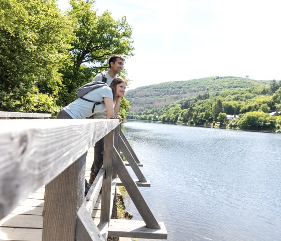 Auf Stegen entlang des Staubecken Heimbach, © Eifel Tourismus GmbH, A. Röser