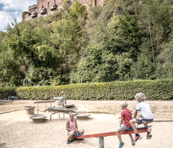 Familie auf dem Spielplatz unterhalb Burg Hengebach in Heimbach, © Dennis Stratmann | Grünmetropole e.V.