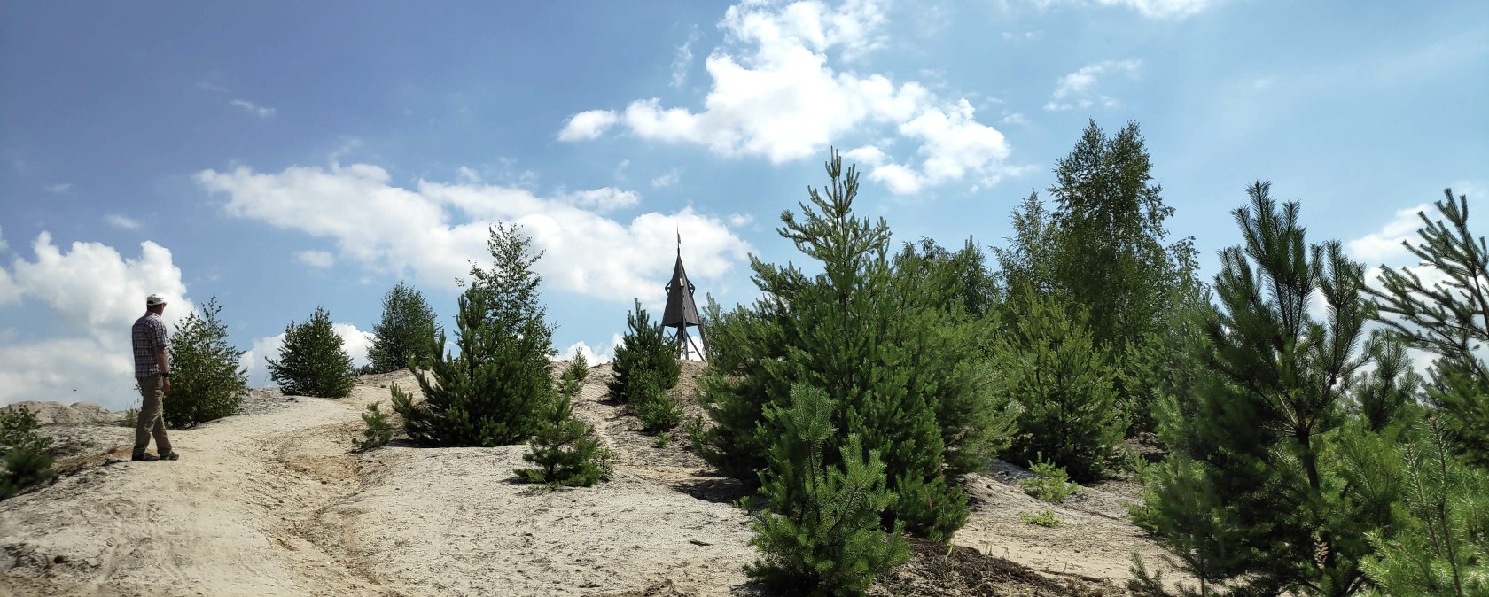 Auf der rekultivierten Abraumhalde des Tagebaus Hambach lässt es sich herrlich Wandern und Radfahren, © Sophia Eckerle / Kreis Düren