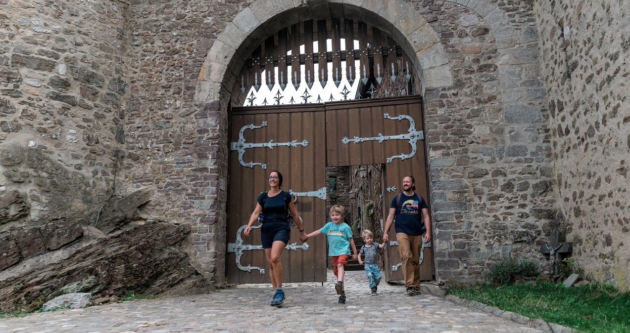 Wandern rund um die Laufenburg im Wald von Schloss Merode, © Paul Meixner | www.die-wasserburgen-route.de