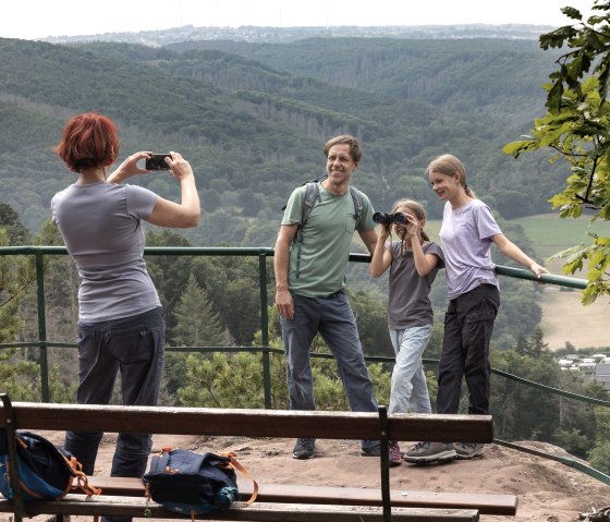 Lustiges Familienfoto mit Aussicht ins Rurtal, © Eifel Tourismus GmbH Tobias Volmer