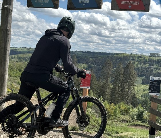 DIMB BikePark Rureifel Startbereich mit Biker, © Kreis Düren