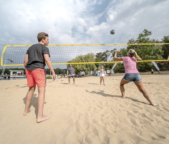 Volleyball am Dürener Badesee, © Dennis Stratmann | Grünmetropole e.V.