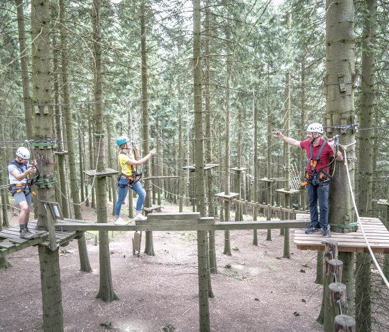 Monter en flèche dans un parcours d'accrobranche, © Kreis Düren-Dennis Stratmann