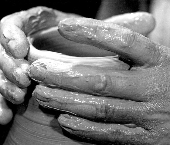 Drehende Hände, © Töpfereimuseum Langerwehe