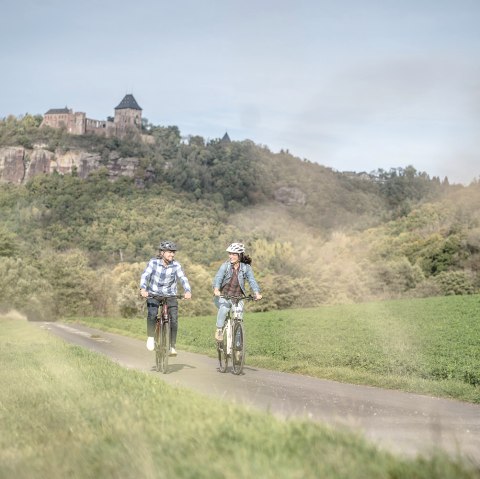 RurUfer-Radweg mit Burg Nideggen, © Dennis Stratmann | Grünmetropole e.V.