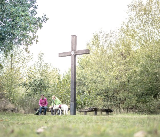 Gipfelkreuz auf der Sophienhöhe, © Dennis Stratmann | Kreis Düren