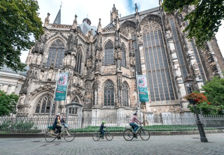 Aachener Dom mit Radfahrern, © Paul Meixner | www.wasserburgen-route.de