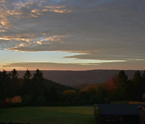 Sonnenaufgang-mit-Wolken, © seeblick-eifel.de