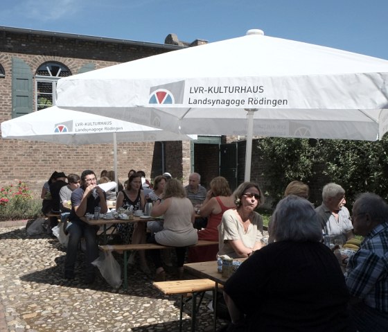 lvr-kulturhaus-landsynagoge-roedingen-05-kaffeepause-im-synagogenhof