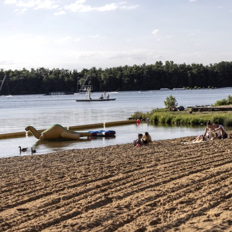 Dürener Seenrunde, unterwegs lockt die Pause am Badesee Gürzenich, © Eifel Tourismus GmbH, Tobias Vollmer