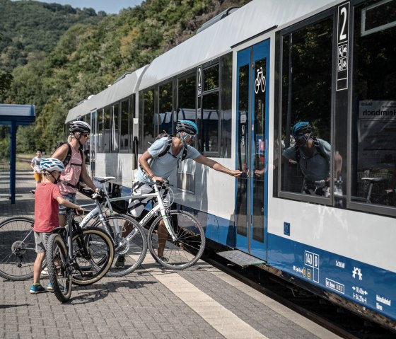 Radfahrer am Bahnhof Heimbach beim Einstieg in die Rurtalbahn, © Dennis Stratmann | Grünmetropole e.V.