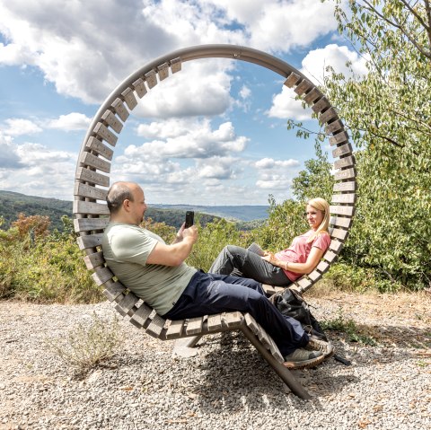 Nimm Platz im Eifel-Loop auf dem Meuchelberg, © Eifel Tourismus GmbH, AR-shapefruitAG