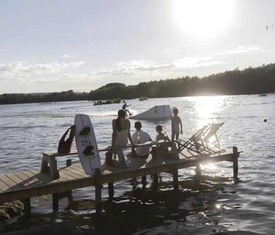 Sports nautiques au lac de baignade Gürzenich, Düren, © Eifel Tourismus GmbH, Tobias Vollmer-gefördert durch REACT-EU