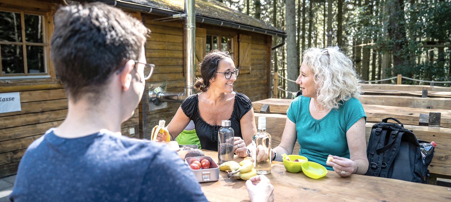 Wanderrast an einer Picknickgruppe beim Hochseilgarten Hürtgenwald in der Rureifel, © Dennis Stratmann | Kreis Düren