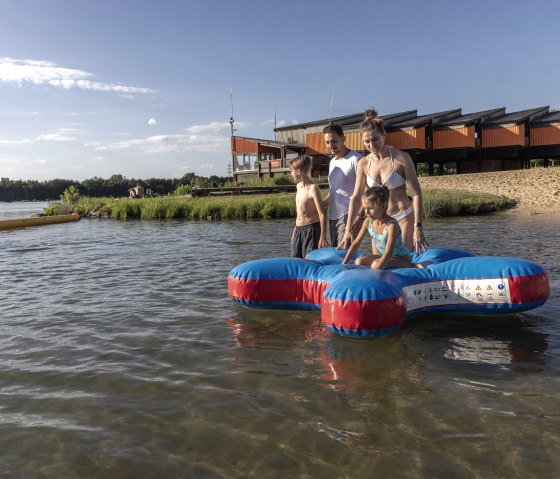 Plaisirs aquatiques pour les enfants au lac de baignade de Gürzenich, © Eifel Tourismus GmbH, Tobias Vollmer-gefördert durch REACT-EU