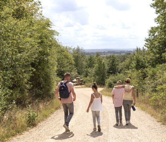 Familie auf dem Naturerlebnispfad Haselmaus Sophie im Rheinischen Revier, © Tobias Vollmer | Eifel Tourismus GmbH