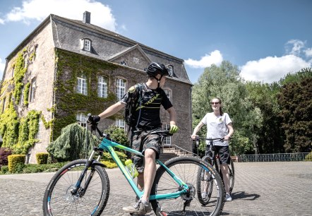 Radfahrer am Haus Overbach, © Dennis Stratmann | Kreis Düren