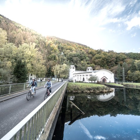 Radfahrer auf der Brücke zum Jugendstilkraftwerk Heimbach, © Dennis Stratmann | Grünmetropole e.V.