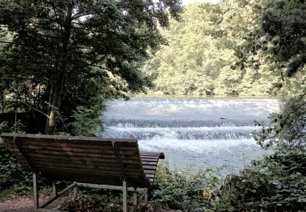 Auszeit an der Rur mit kleinem Wasserfall, © Rureifel-Tourismus e.V.