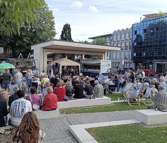 Grote menigte op de after-work markt, © Gemeinde Kreuzau