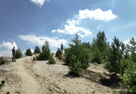 Auf der rekultivierten Abraumhalde des Tagebaus Hambach lässt es sich herrlich Wandern und Radfahren, © Sophia Eckerle / Kreis Düren