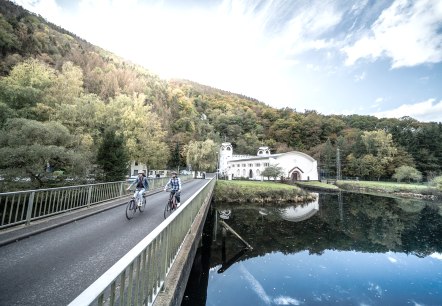 Radfahrer auf der Brücke zum Jugendstilkraftwerk Heimbach, © Dennis Stratmann | Grünmetropole e.V.