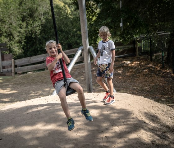 Spielende Kinder im Kurpark Heimbach, © Dennis Stratmann | Grünmetropole e.V.