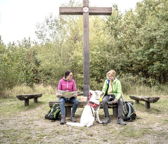 Gipfelkreuz auf der Sophienhöhe, © Dennis Stratmann | Kreis Düren