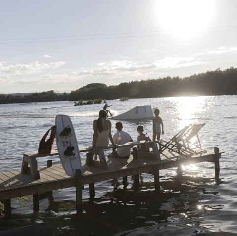 Wassersport am Badesee Gürzenich, Düren, © Eifel Tourismus GmbH, Tobias Vollmer-gefördert durch REACT-EU