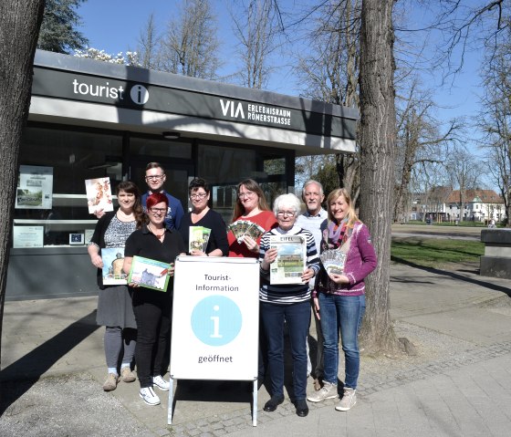 Das Ehrenamtler-Team der Tourist-Information freut sich über regen Zuspruch von Gästen aus aller Welt., © Stadt Jülich