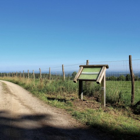 Vue de l'Eifel avec panneau d'information, © Rureifel-Tourismus e.V.