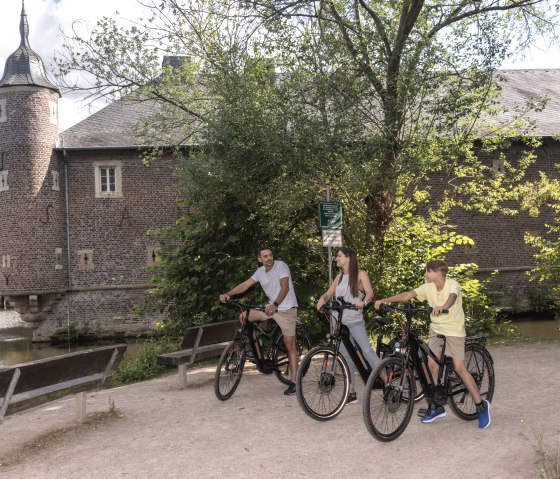 Dürener Seenrunde, die Radtour am Schloss Burgau vorbei, © Eifel Tourismus GmbH, Tobias Vollmer