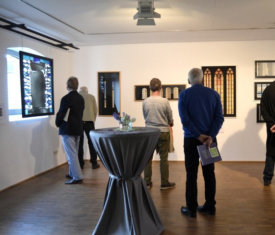 Sonderausstellung Licht-Zeichen im Deutschen Glasmalerei-Museum