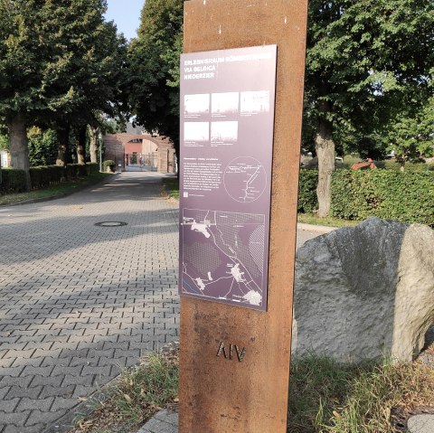 Infotafel Erlebnisraum Römerstraße an der Burg Obbendorf, © Sophia Eckerle | Kreis Düren