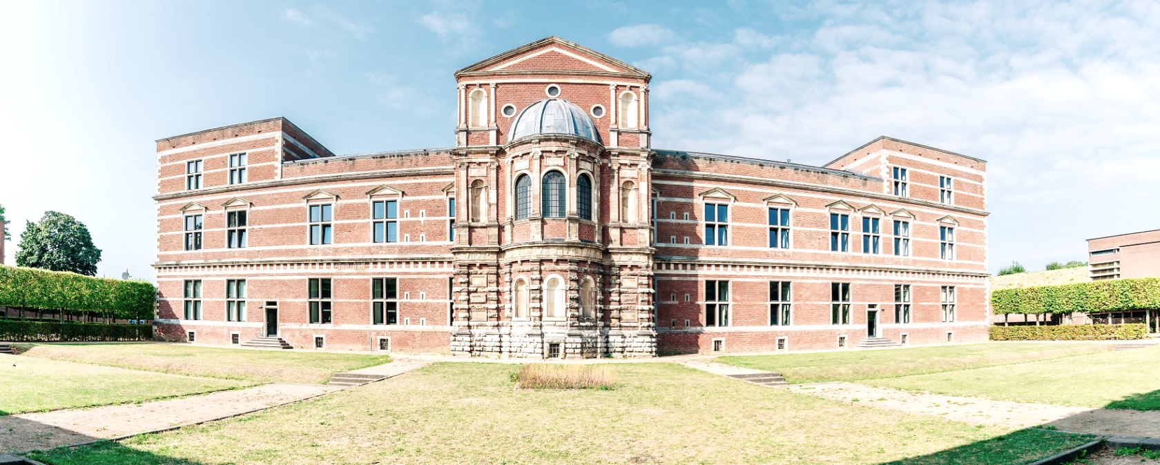 Innerhalb der Zitadelle von Jülich stand das einst vierflügelige, herzogliche Residenzschloß. Von dieser Anlage steht noch die restaurierte Fassade des Ostflügels und der architekturhistorisch besonders wertvollen Schloßkapelle.