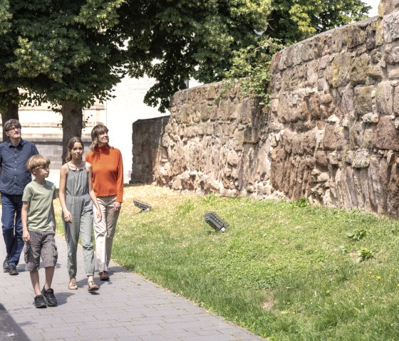 Stadtmauer mit Spaziergängern, © Eifel Tourismus GmbH, Tobias Vollmer