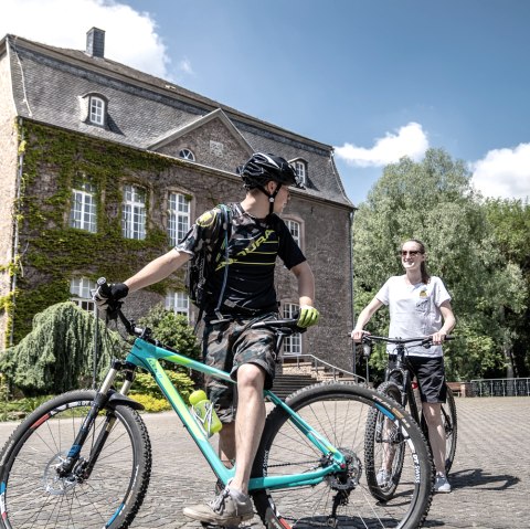 Radfahrer am Haus Overbach, © Dennis Stratmann | Kreis Düren