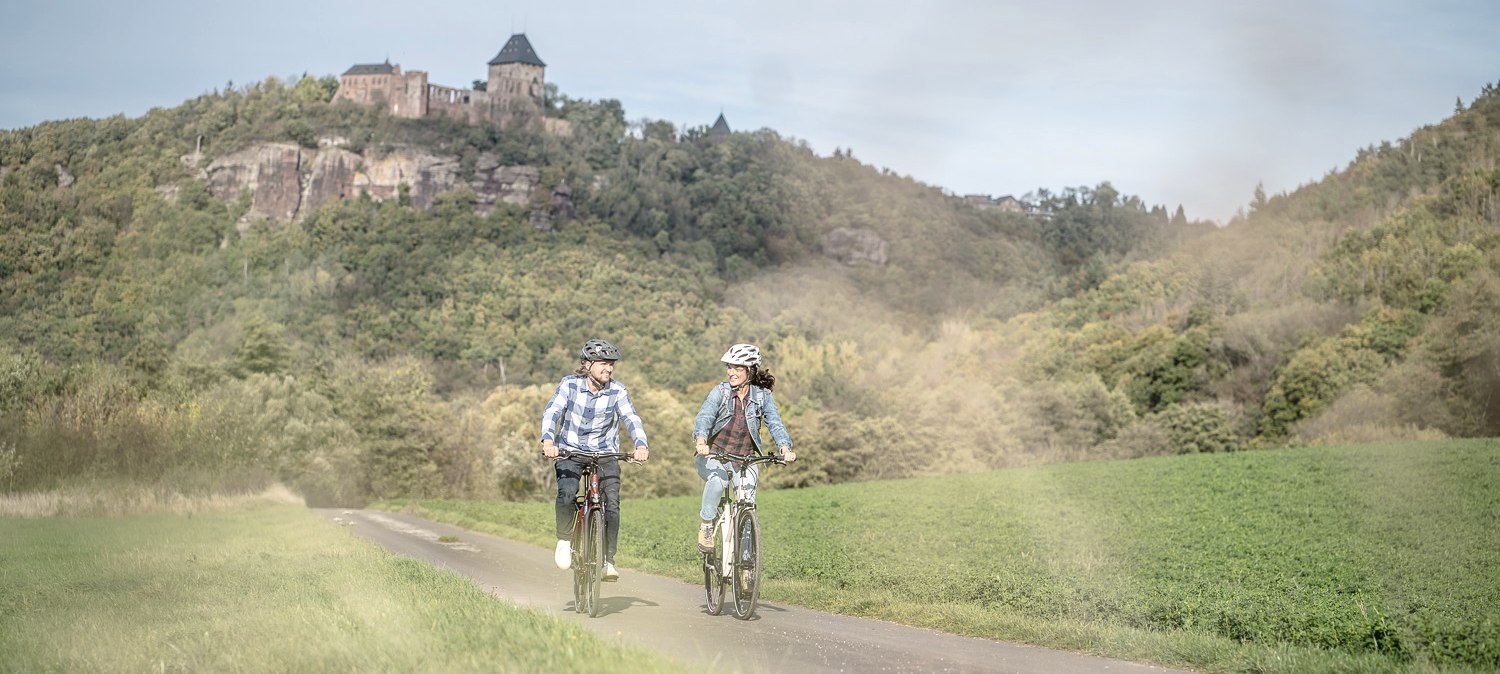 RurUfer-Radweg mit Burg Nideggen, © Dennis Stratmann | Grünmetropole e.V.