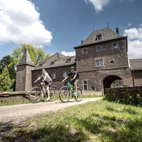 Radfahrer am Schloss Kellenberg, © Dennis Stratmann | Kreis Düren