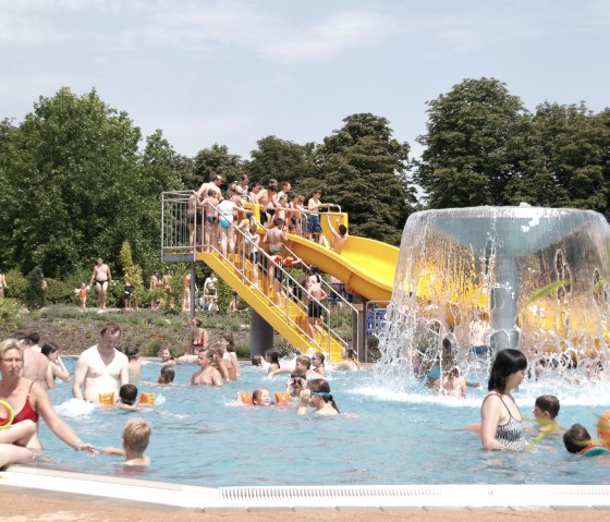 Das Jülicher Freibad lockt große und kleine Wasserratten an., © Stadtwerke Jülich GmbH