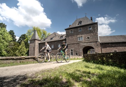 Radfahrer am Schloss Kellenberg, © Dennis Stratmann | Kreis Düren