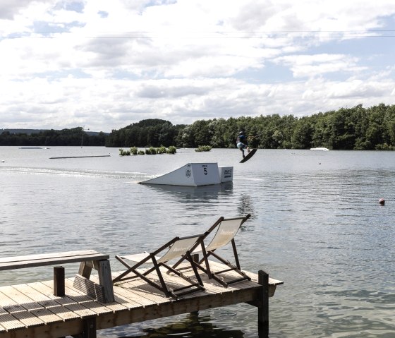 Ski nautique au lac de baignade de Gürzenich, © Eifel Tourismus GmbH, Tobias Vollmer-gefördert durch REACT-EU