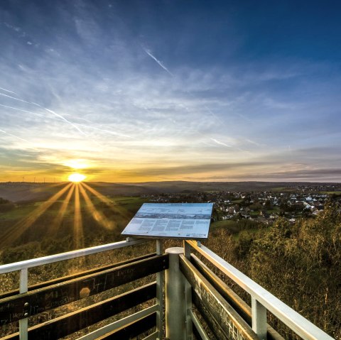 Zonsondergang op de kasteelheuvel, Krawutschketurm, © Andy Holz-huertgenwaldwetter.de, Kreis Düren